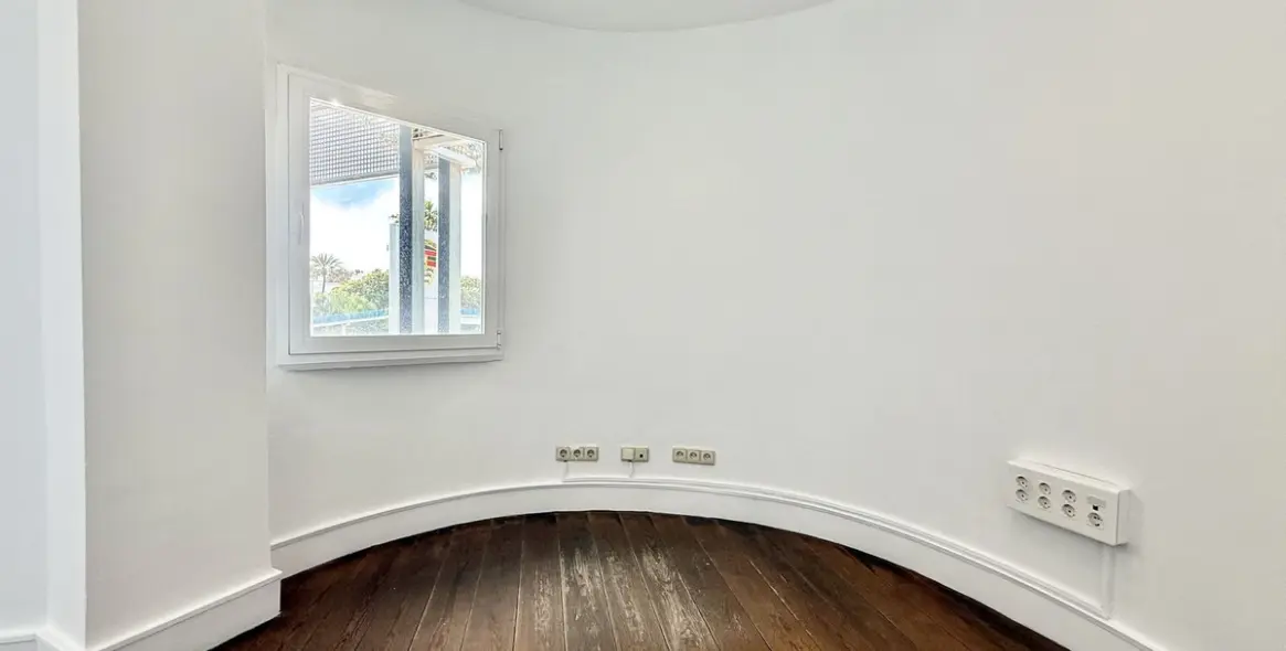 Venta de oficina en Puerto Banús 10