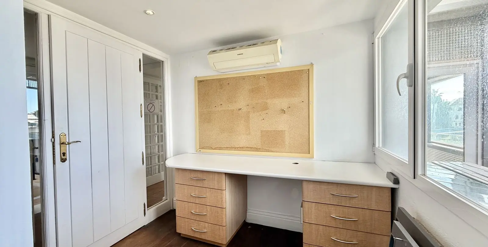 Sale of office in Puerto Banús 3