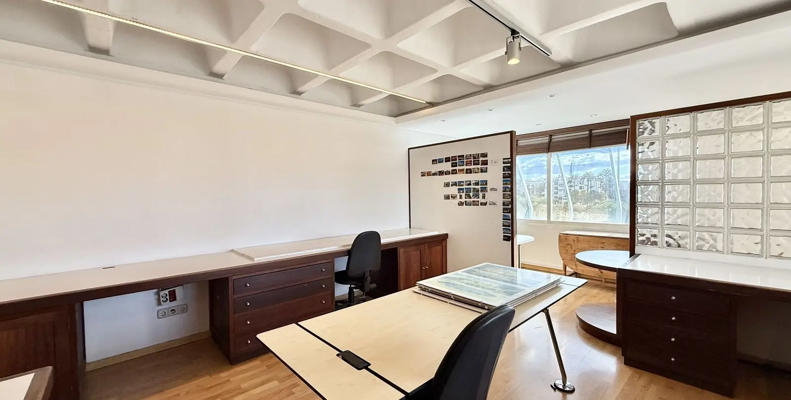 Sale of office in Puerto Banús 5
