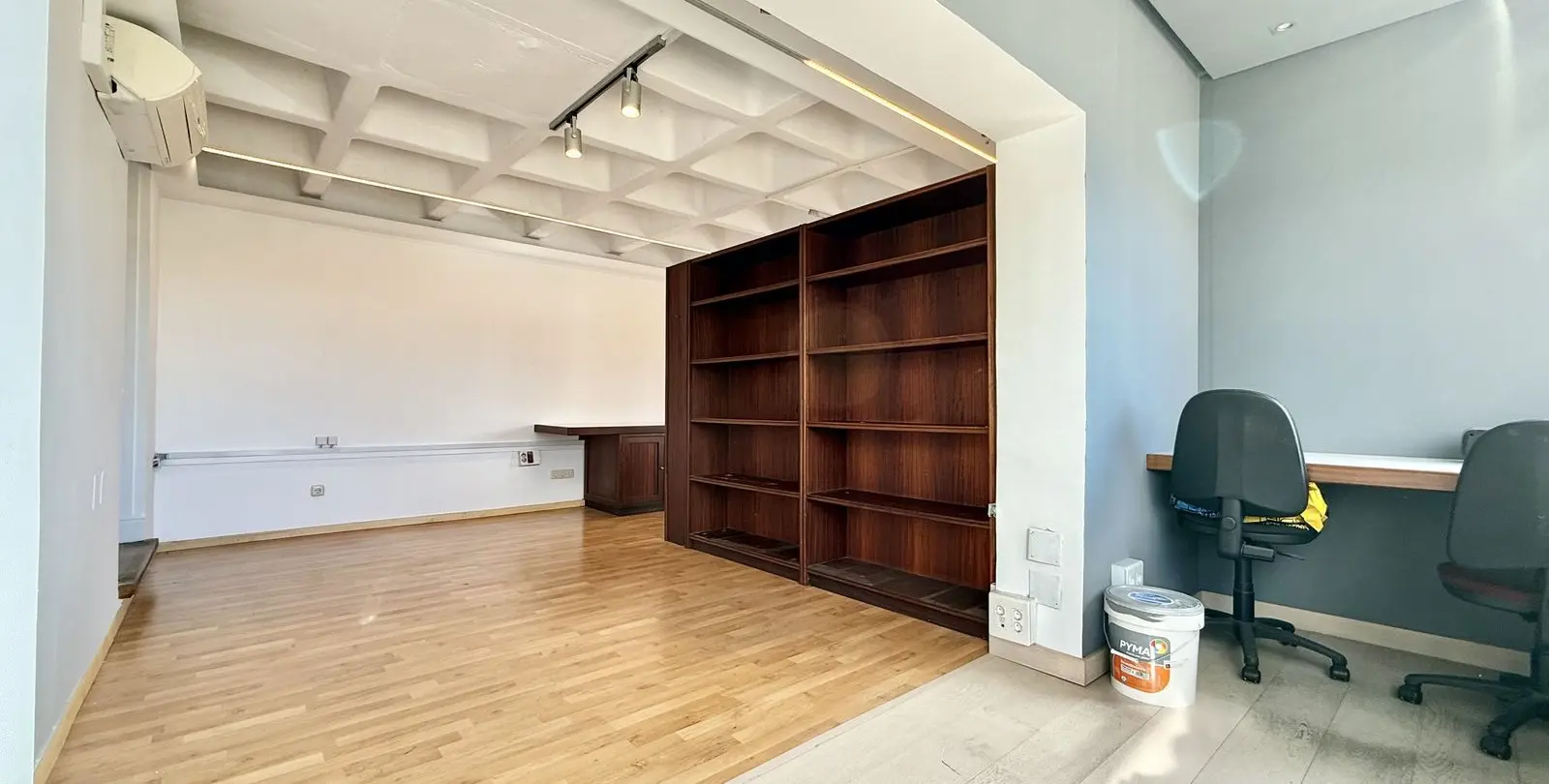 Sale of office in Puerto Banús 7