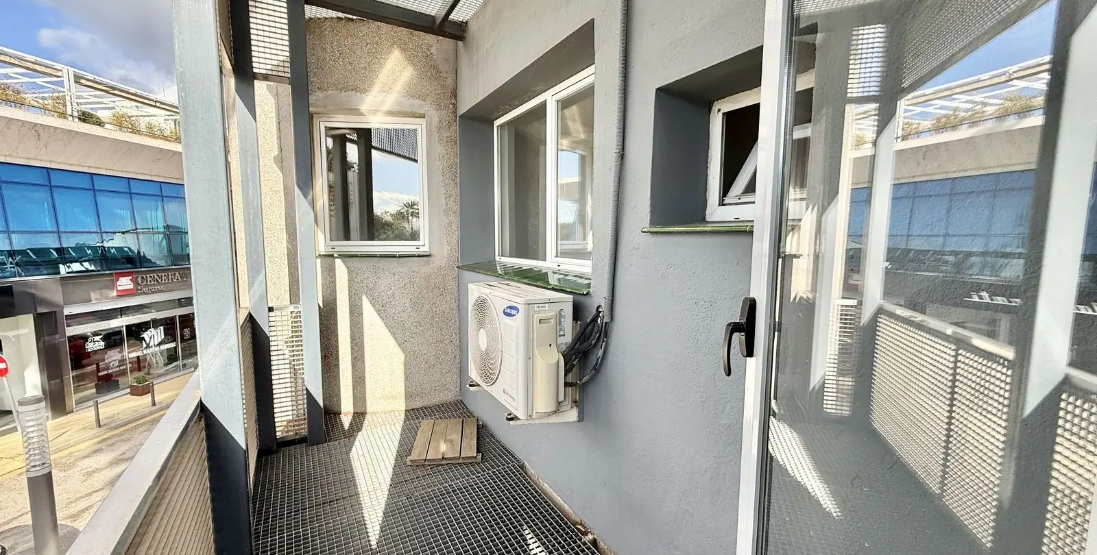 Sale of office in Puerto Banús 8