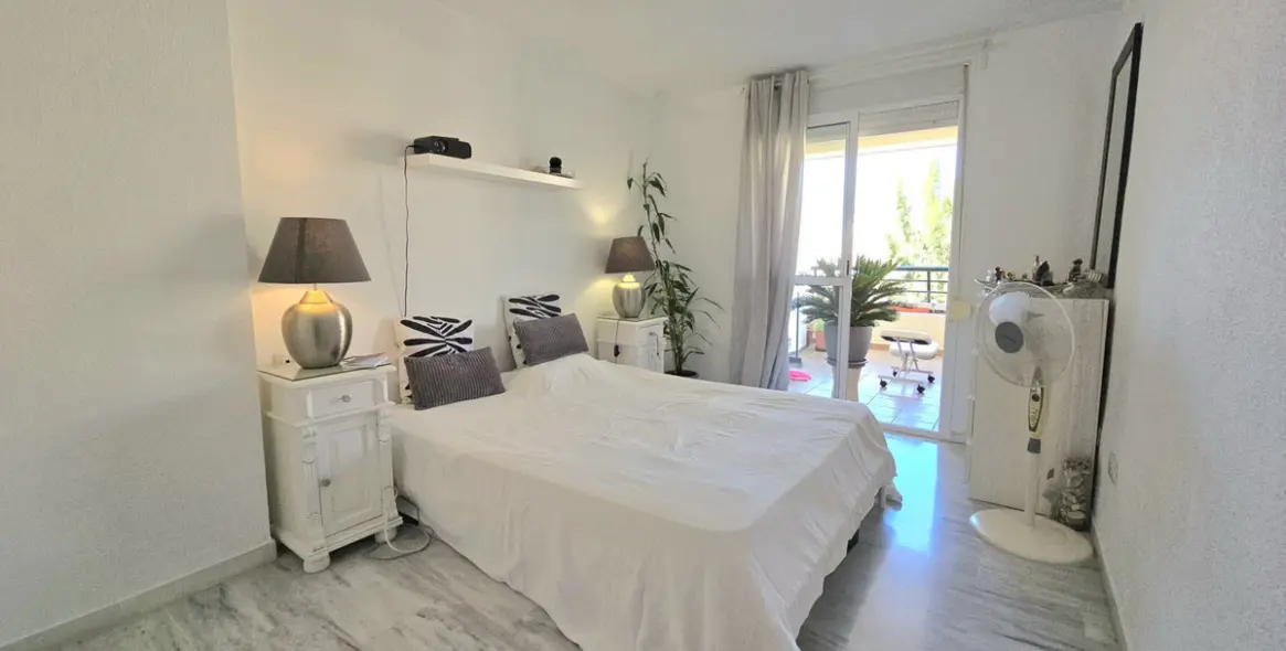 Venta de apartamento en planta media en Benalmadena Costa 9