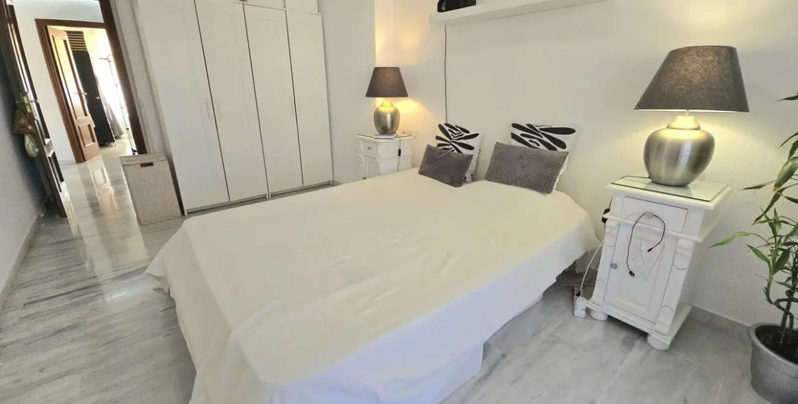 Venta de apartamento en planta media en Benalmadena Costa 10
