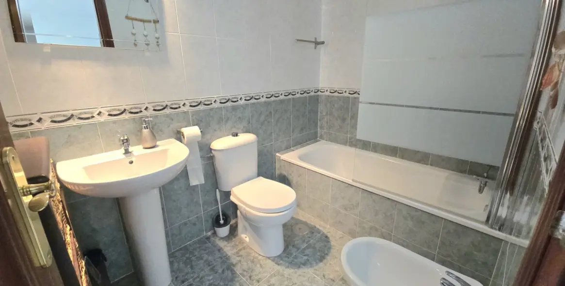 Venta de apartamento en planta media en Benalmadena Costa 12