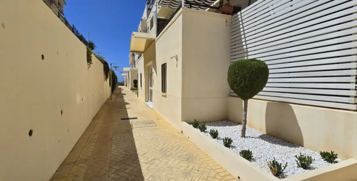 Venta de apartamento en planta media en Benalmadena Costa 16