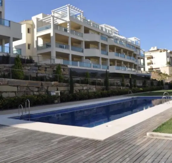 Продажа апартаментов на среднем этаже в Cerros del Aguila