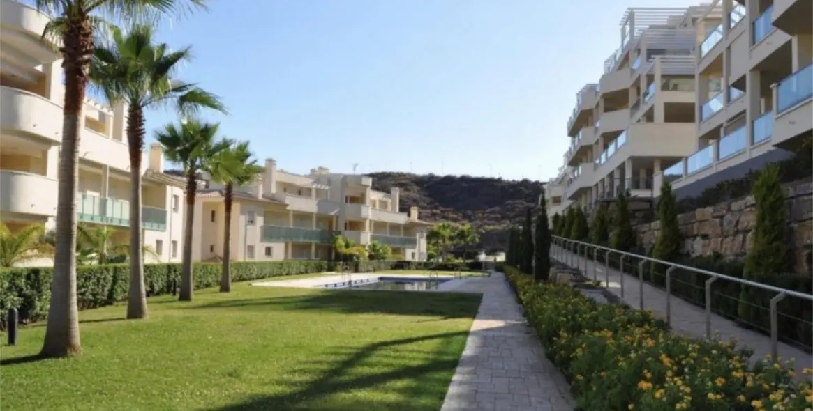 Sale of middle floor apartment in Cerros del Aguila 23