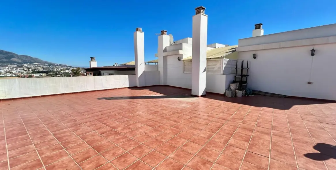 Sale of penthouse in Las Lagunas 12