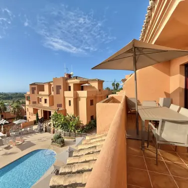 Venta de apartamento en planta media en Benahavís