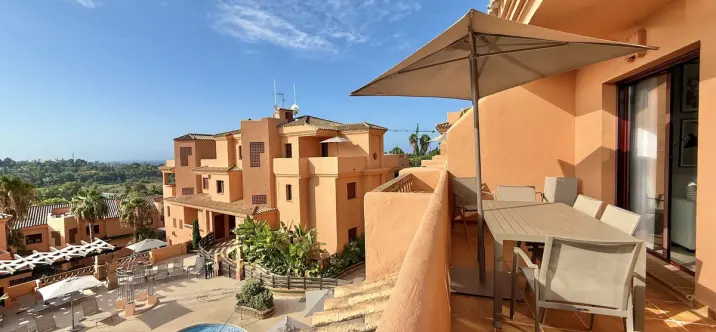 Venta de apartamento en planta media en Benahavís 0