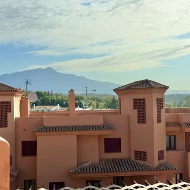 Venta de apartamento en planta media en Benahavís