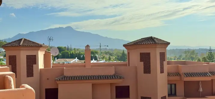 Venta de apartamento en planta media en Benahavís 1