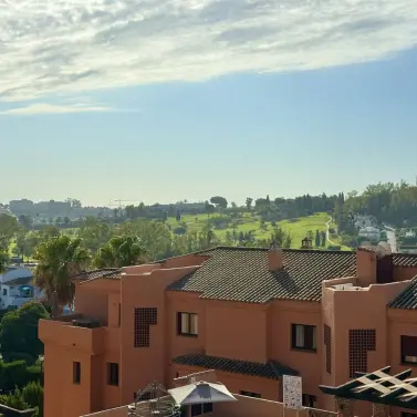 Venta de apartamento en planta media en Benahavís