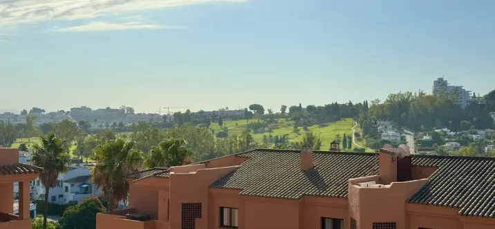 Venta de apartamento en planta media en Benahavís 2