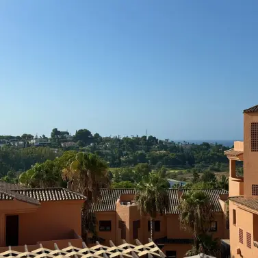 Venta de apartamento en planta media en Benahavís