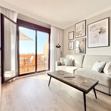 Venta de apartamento en planta media en Benahavís