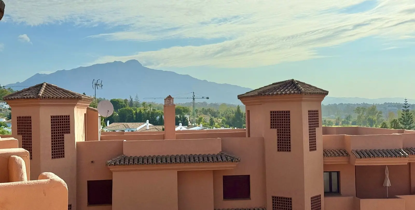 Sale of middle floor apartment in Benahavís 2