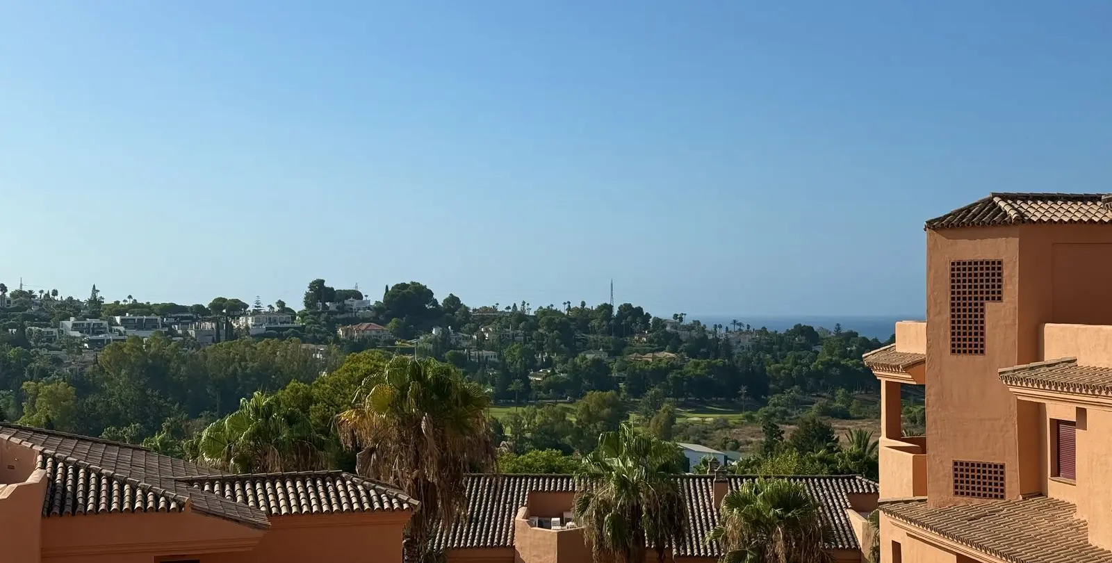 Sale of middle floor apartment in Benahavís 4