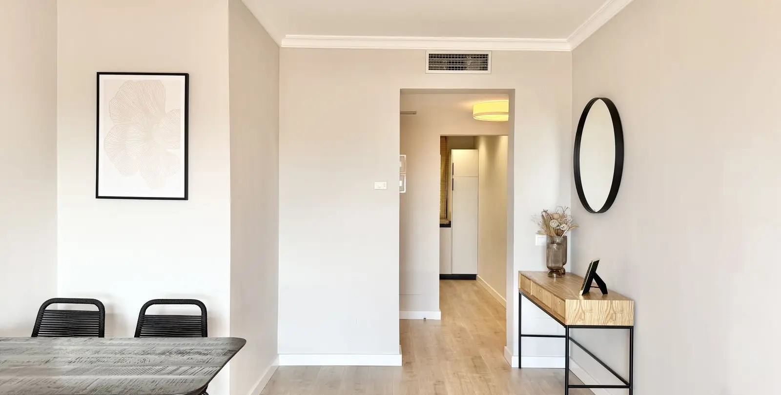 Sale of middle floor apartment in Benahavís 8
