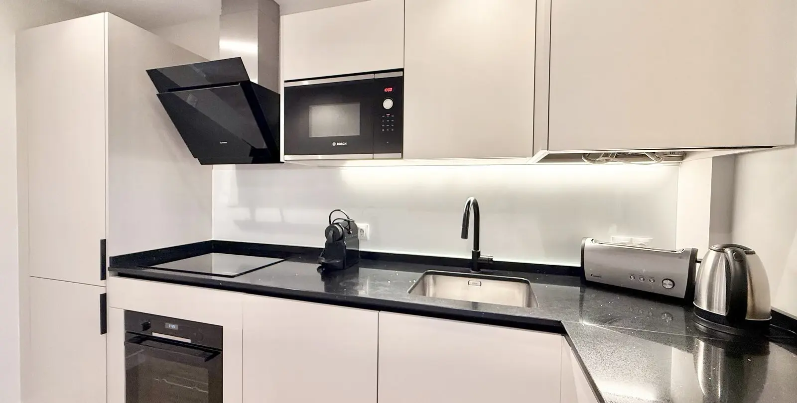 Sale of middle floor apartment in Benahavís 10