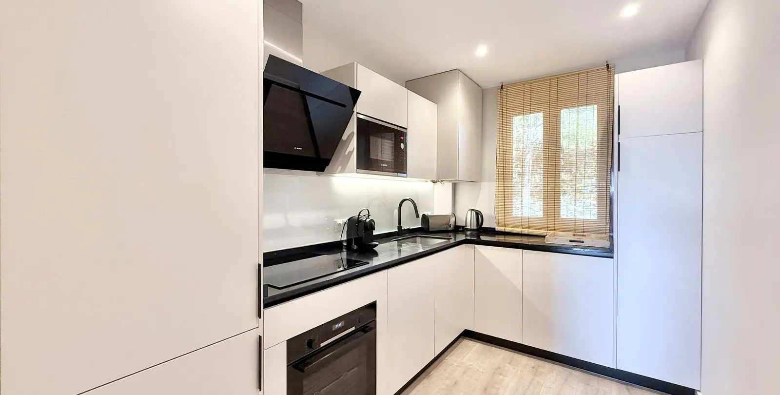 Sale of middle floor apartment in Benahavís 11