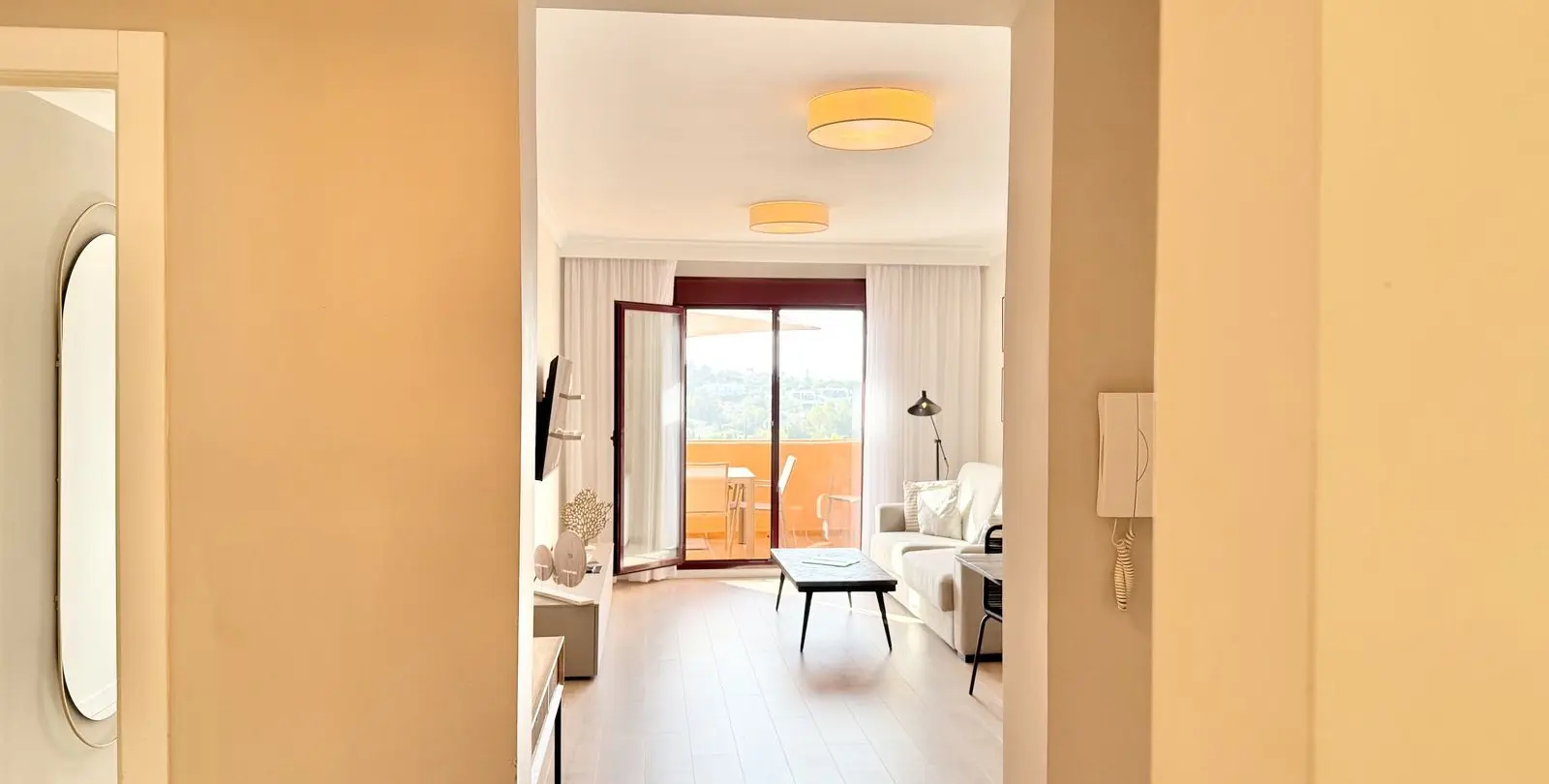 Sale of middle floor apartment in Benahavís 12