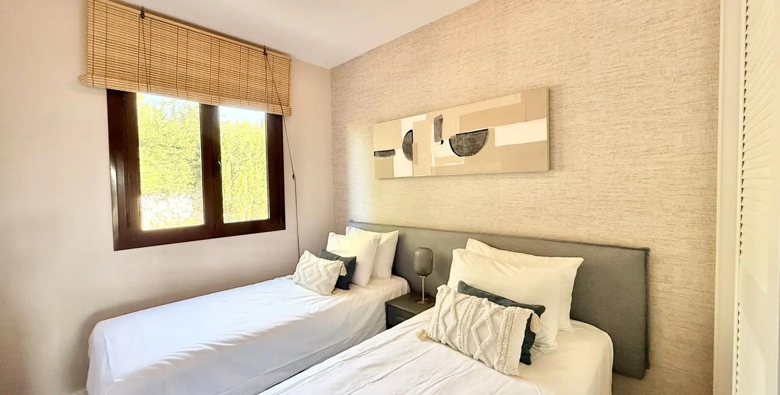 Sale of middle floor apartment in Benahavís 13