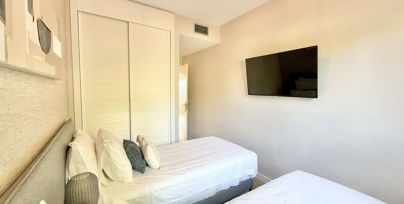 Sale of middle floor apartment in Benahavís 15