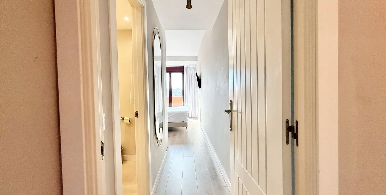 Sale of middle floor apartment in Benahavís 17
