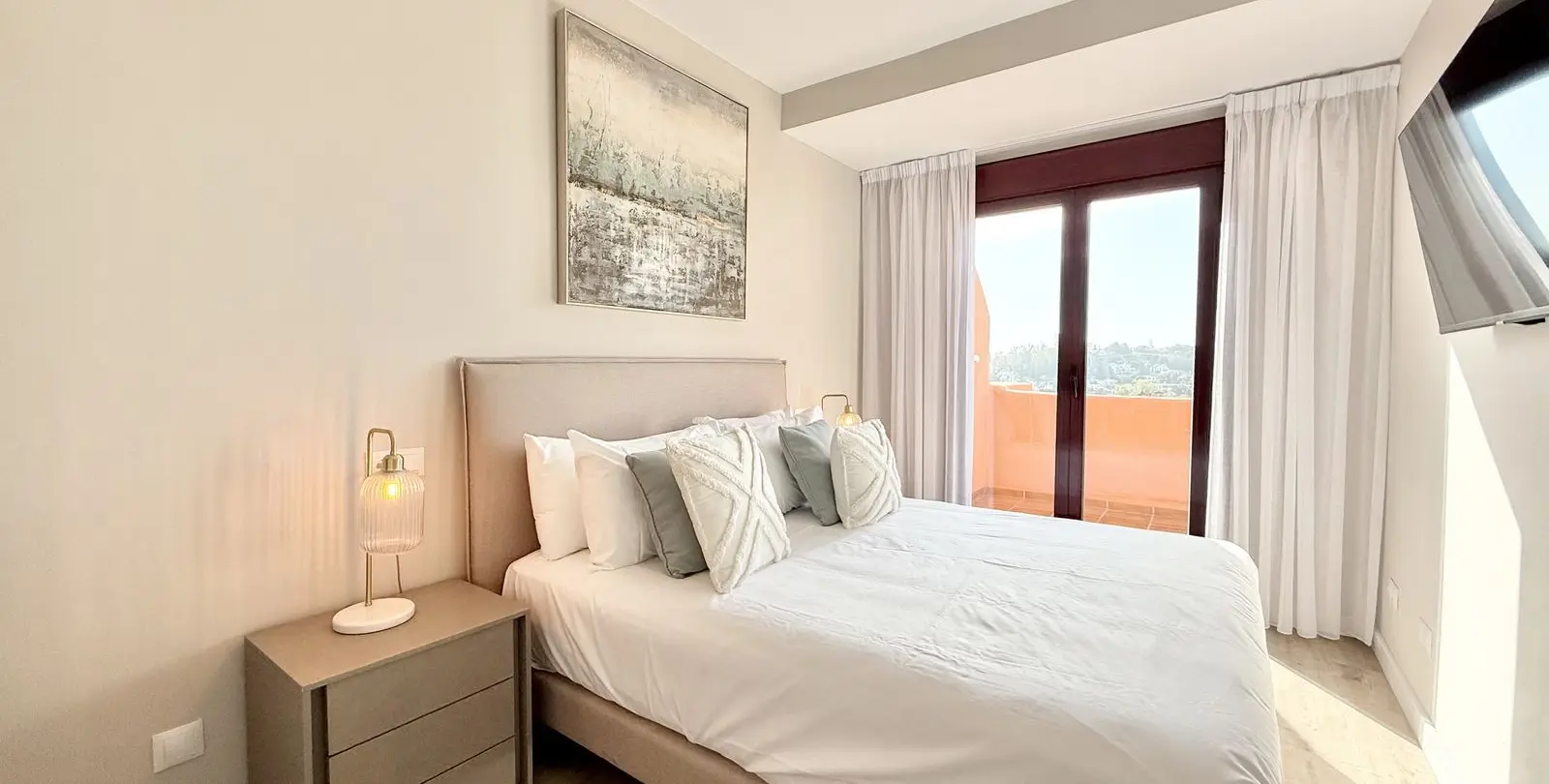 Sale of middle floor apartment in Benahavís 20