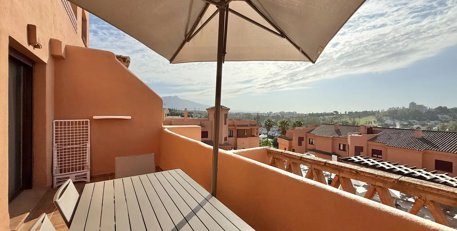 Sale of middle floor apartment in Benahavís 24