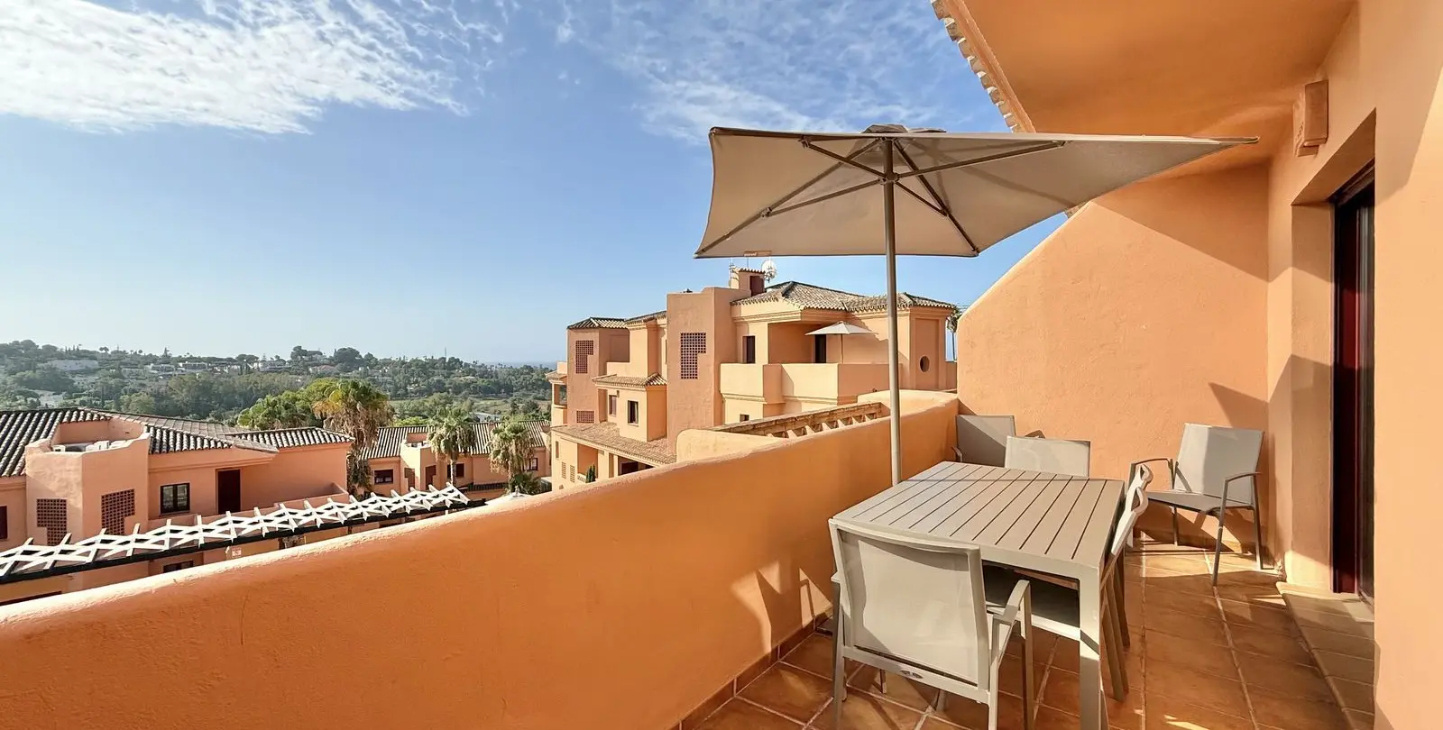 Sale of middle floor apartment in Benahavís 25