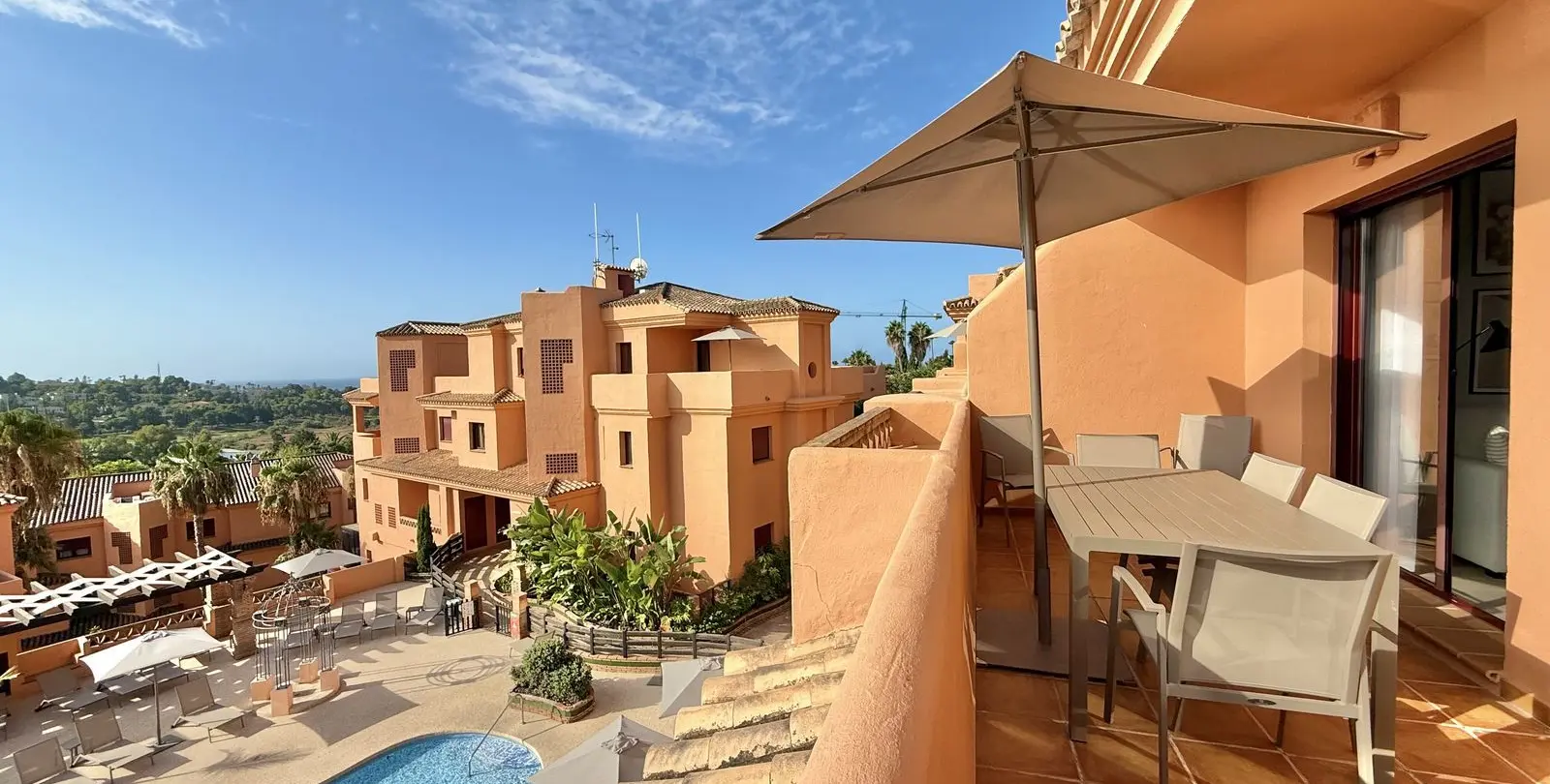 Sale of middle floor apartment in Benahavís 26