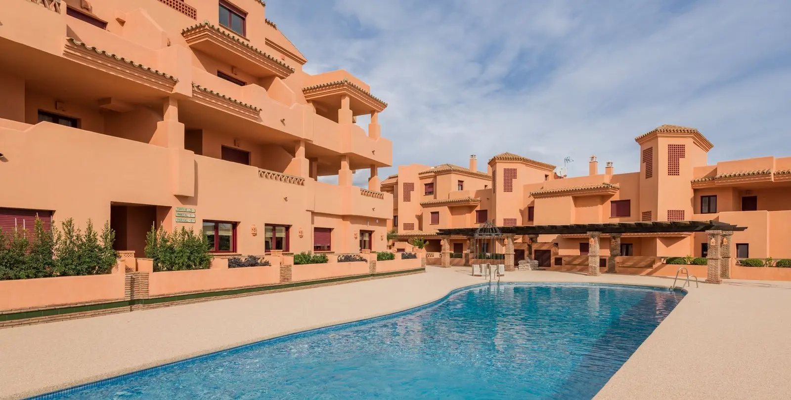Sale of middle floor apartment in Benahavís 33