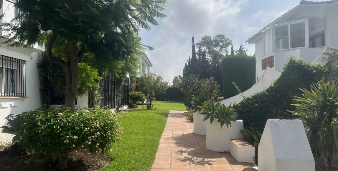 Продажа апартаментов на первом этаже в El Paraiso 15