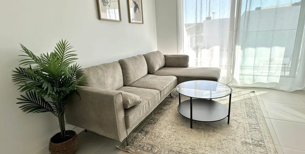 Sale of middle floor apartment in Estepona 1