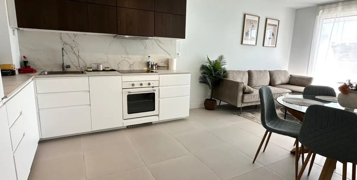 Sale of middle floor apartment in Estepona 2