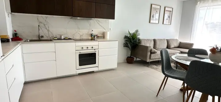 Sale of middle floor apartment in Estepona 1