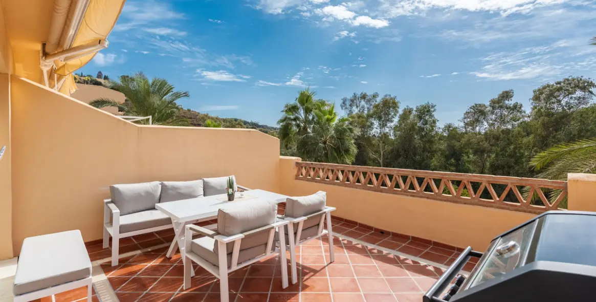 Sale of middle floor apartment in Elviria 1