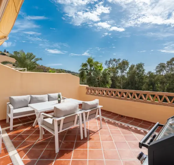 Sale of middle floor apartment in Elviria