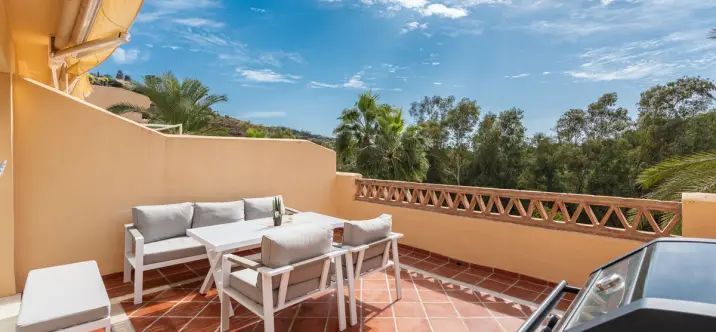 Sale of middle floor apartment in Elviria 0
