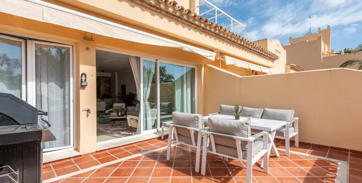 Sale of middle floor apartment in Elviria 2
