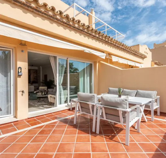 Sale of middle floor apartment in Elviria