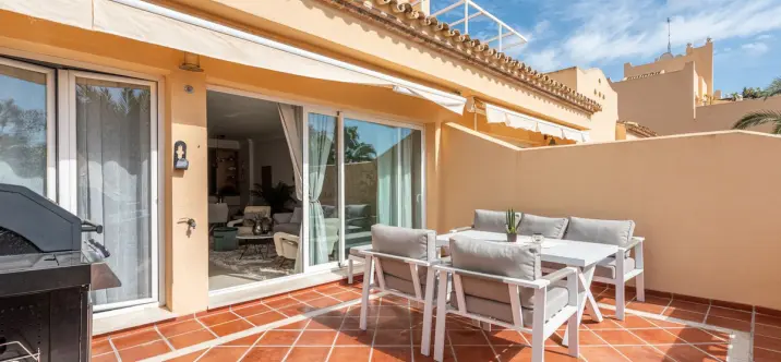 Sale of middle floor apartment in Elviria 1