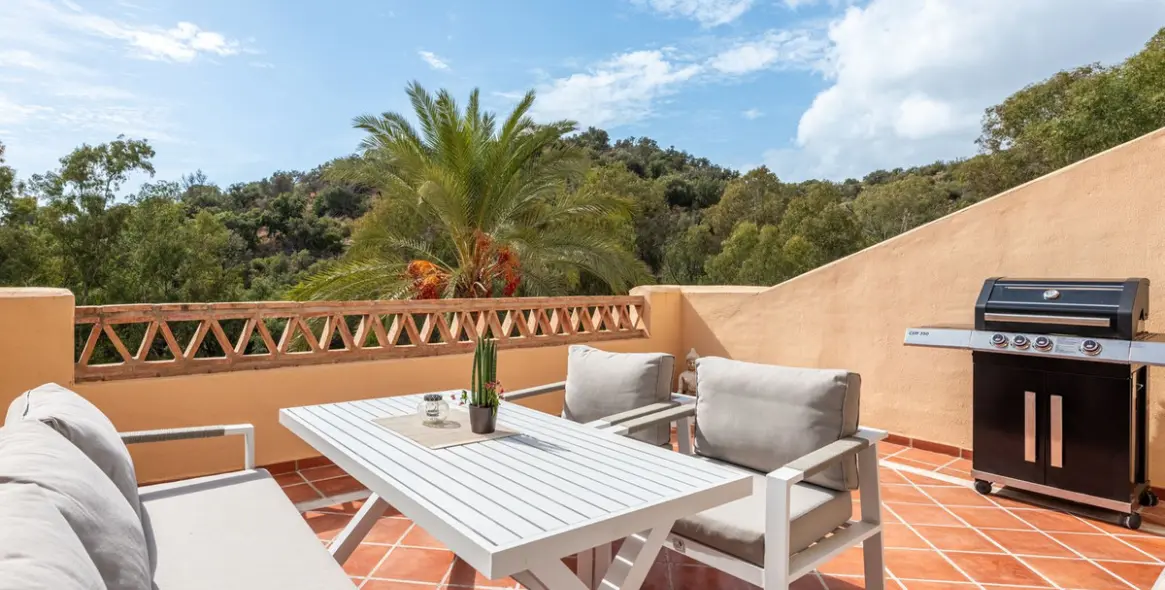 Sale of middle floor apartment in Elviria 3
