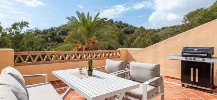 Sale of middle floor apartment in Elviria 2