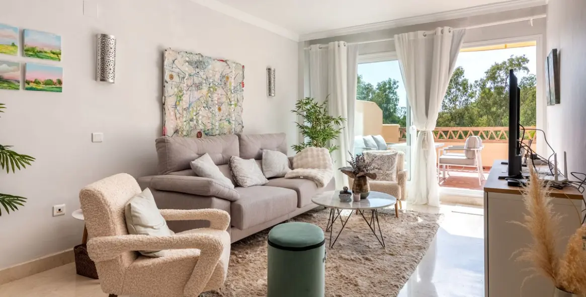 Sale of middle floor apartment in Elviria 4