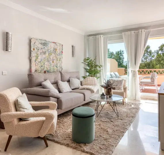 Sale of middle floor apartment in Elviria