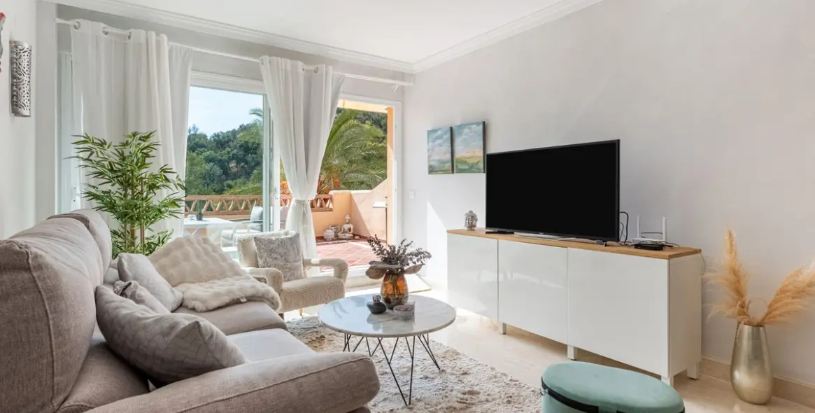 Sale of middle floor apartment in Elviria 6