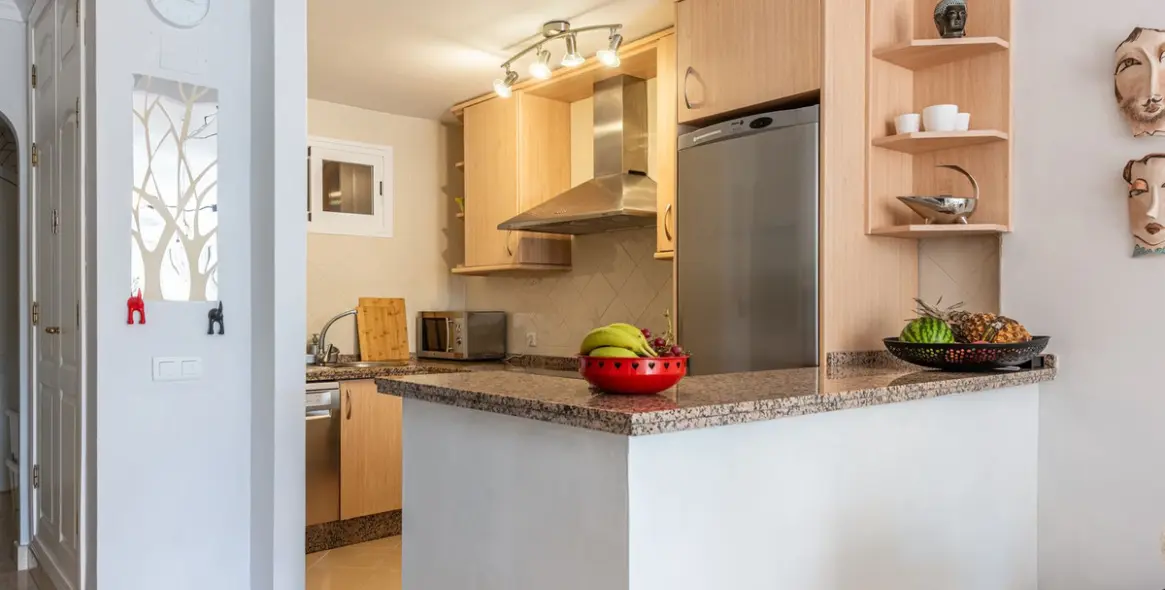 Sale of middle floor apartment in Elviria 9